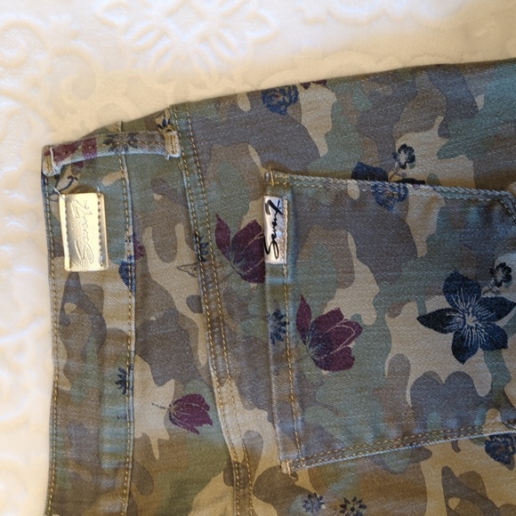 Seven7 Mid-Rise Slim Straight Camo Cutoff Shorts Women's Sz 8 - Picture 3 of 7